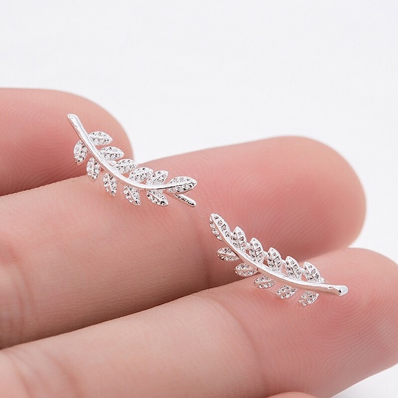 🔵𝟲𝟱%𝗢𝗙𝗙 𝗯𝘂𝗻𝗱𝗹𝗲𝘀 𝟯+🔵 NEW Gold Leaf Simple Climber Earrings - Picture 6 of 11